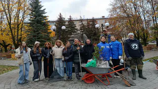 Во Владимире школьники высадили «Сирень Победы» в Зерновском сквере
