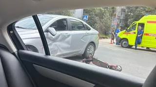 На улице Гагарина в Рязани водитель легковушки столкнулся с самокатчиком