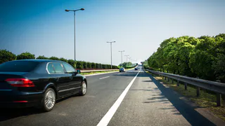 Можно ли пересекать сплошную линию на обочине справа и зачем она нужна? Каверзные нюансы ПДД