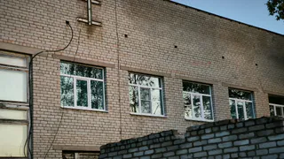 В Сыктывкаре пока младший воспитатель спала, двухлетний ребёнок выпал из окна