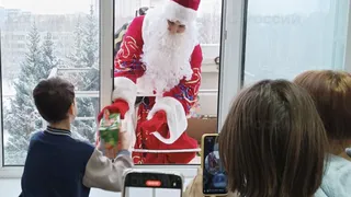 "Пожарный Дед Мороз" вручил подарки маленьким пациентам Ковровской ЦГБ