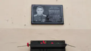 В Сыктывкаре федеральный министр открыл мемориальную доску павшему воину