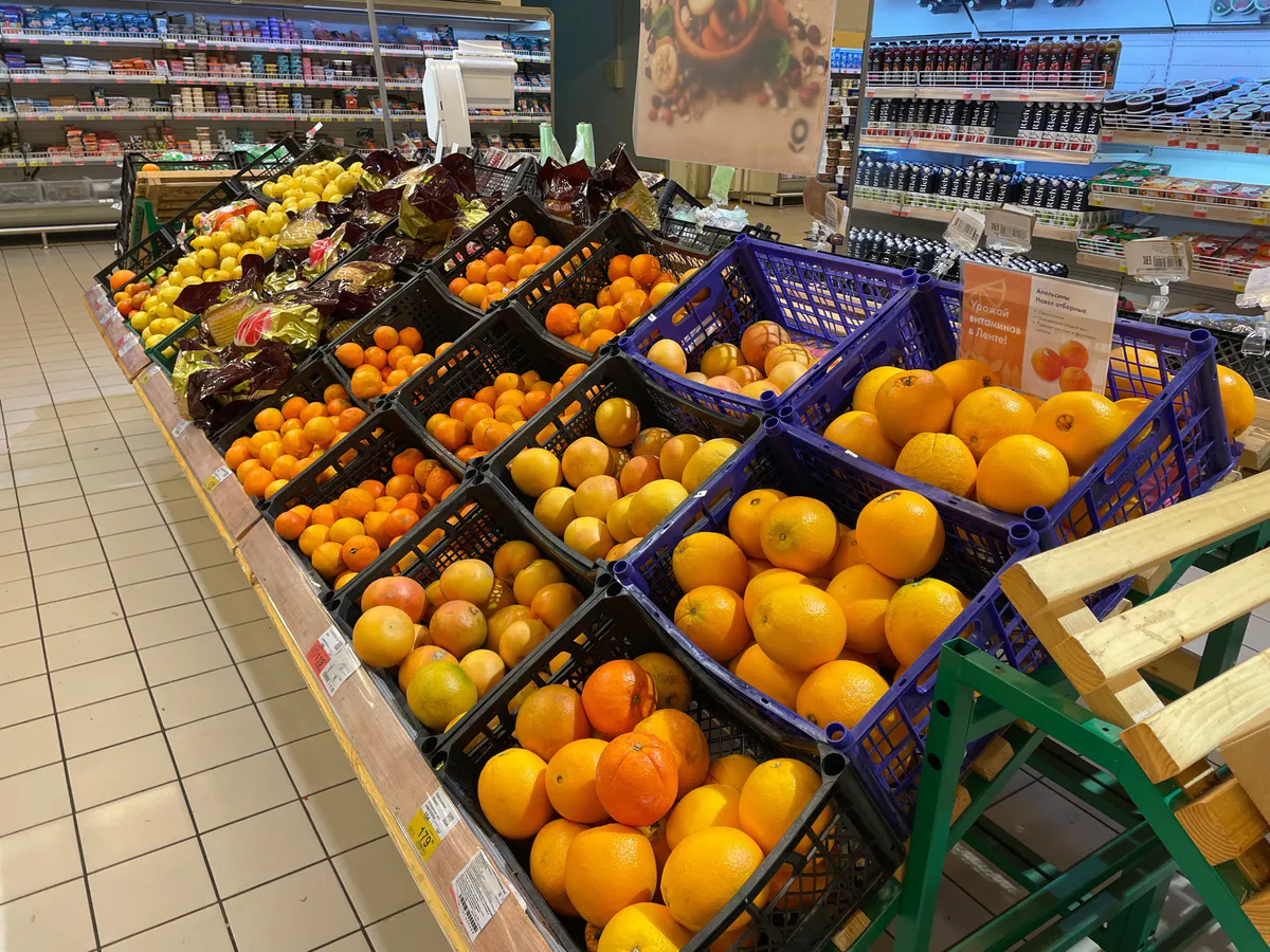 Зачем продавцы "Магнитов" и "Пятёрочек" забирают из ящиков с бананами маленькие незаметные пакетики?