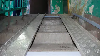 Народная жалоба - жильцы оплачивают грязь в подъезде