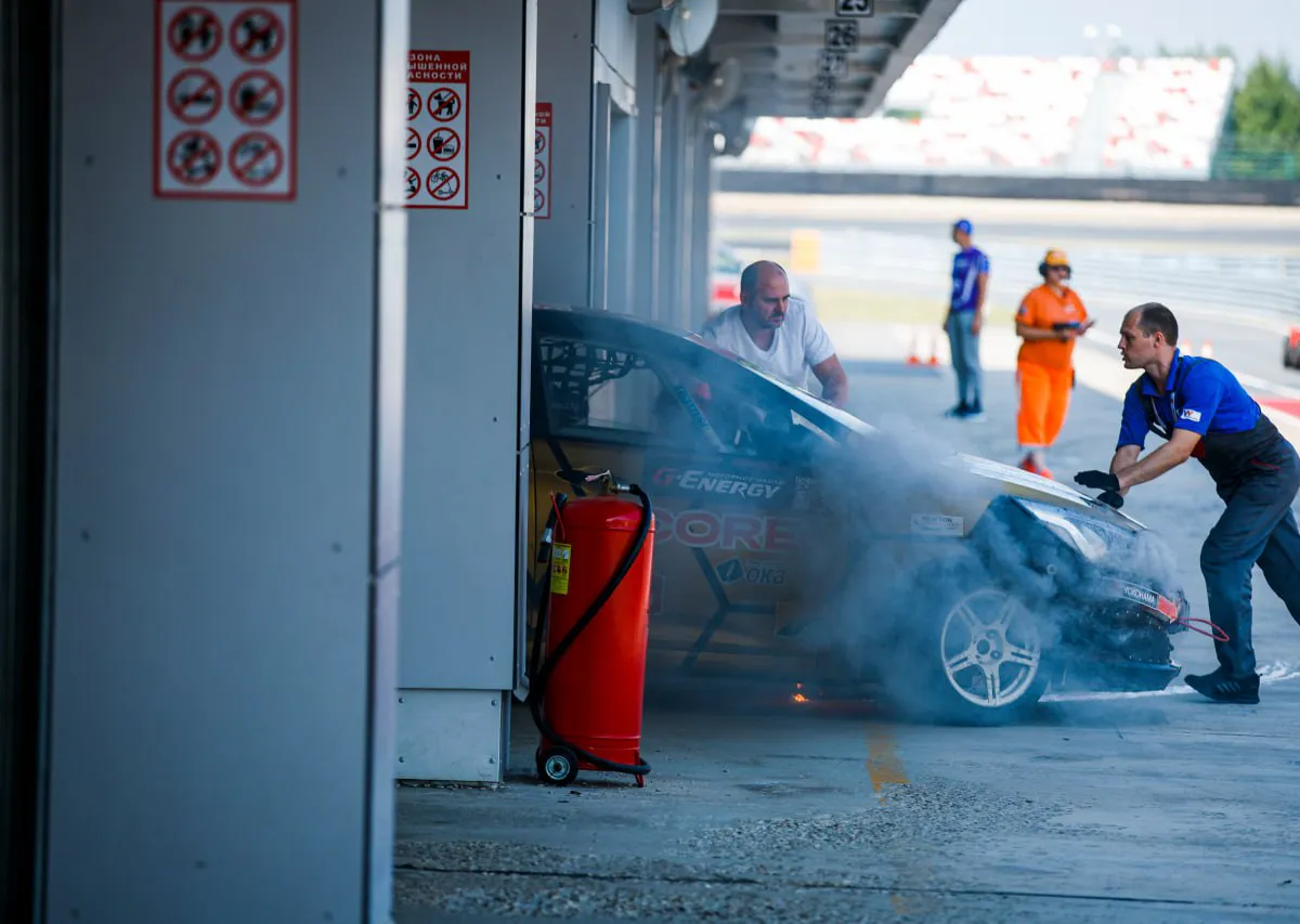 В центре Казани произошло жестокое нападение на известного раллийного штурмана