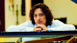 Алексей Молдалиев приглашает поклонников на открытый праздничный концерт-встречу