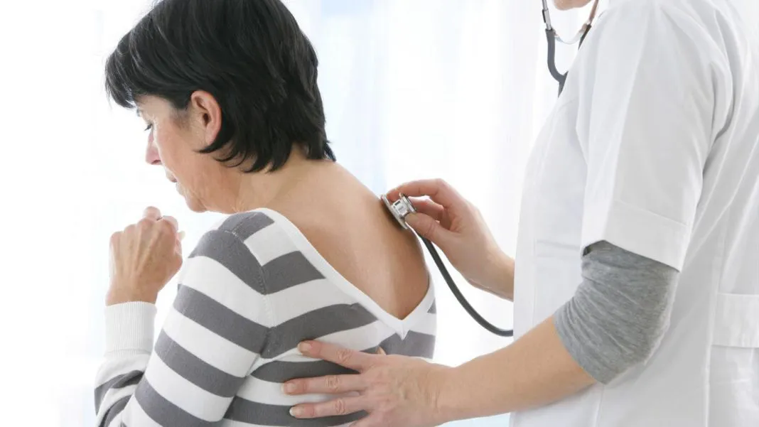 Врач по вызову пришел к больной пневмонией, когда она уже начала задыхаться