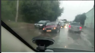 Снова провал! На этот раз на улице Чкалова - в ловушку угодил автомобиль марки ИЖ