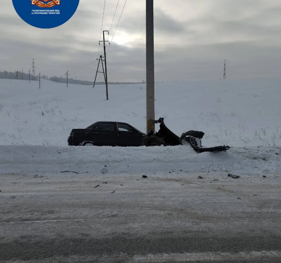 В Татарстане на трассе водитель иномарки разогнался, выехал на встречку и влетел в ВАЗ