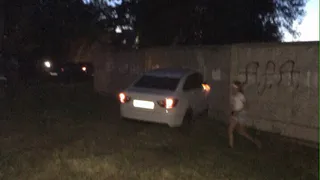 В Сасово водитель на белой «Весте» врезался в бетонный забор