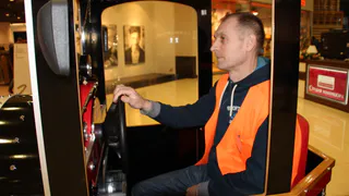 Мысли на ходу: Василий Боркин, водитель детского паровозика, следит чтобы не попасть в ДТП с поломоечной машиной