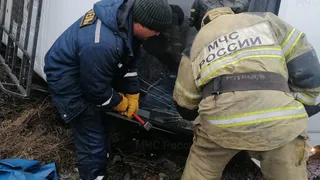 В Александровском районе перевернулся большегрузный транспорт, водитель был заблокирован в кабине