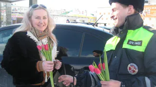 Нижнекамским автоледи вручат цветы и напомнят о правилах