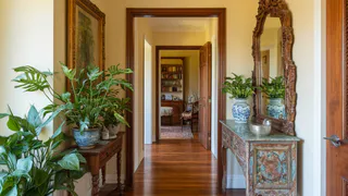 Деньги потекут рекой: куда поставить зеркало в прихожей, чтобы не пустить бедность в дом