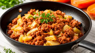 Обалденно вкусно и просто на одной сковороде: любимый рецепт из фарша и капусты - очень сытный и быстрый ужин