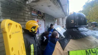 Мужчину придавил автомобиль к стене многоэтажки в центре Челябинска 