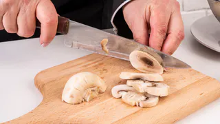 Яд в бульоне. Врач объяснила, из каких съедобных грибов не стоит варить суп