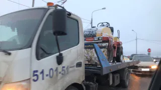 Курьез дня: в Рязани Фольксваген врезался в эвакуатор, который вез каток