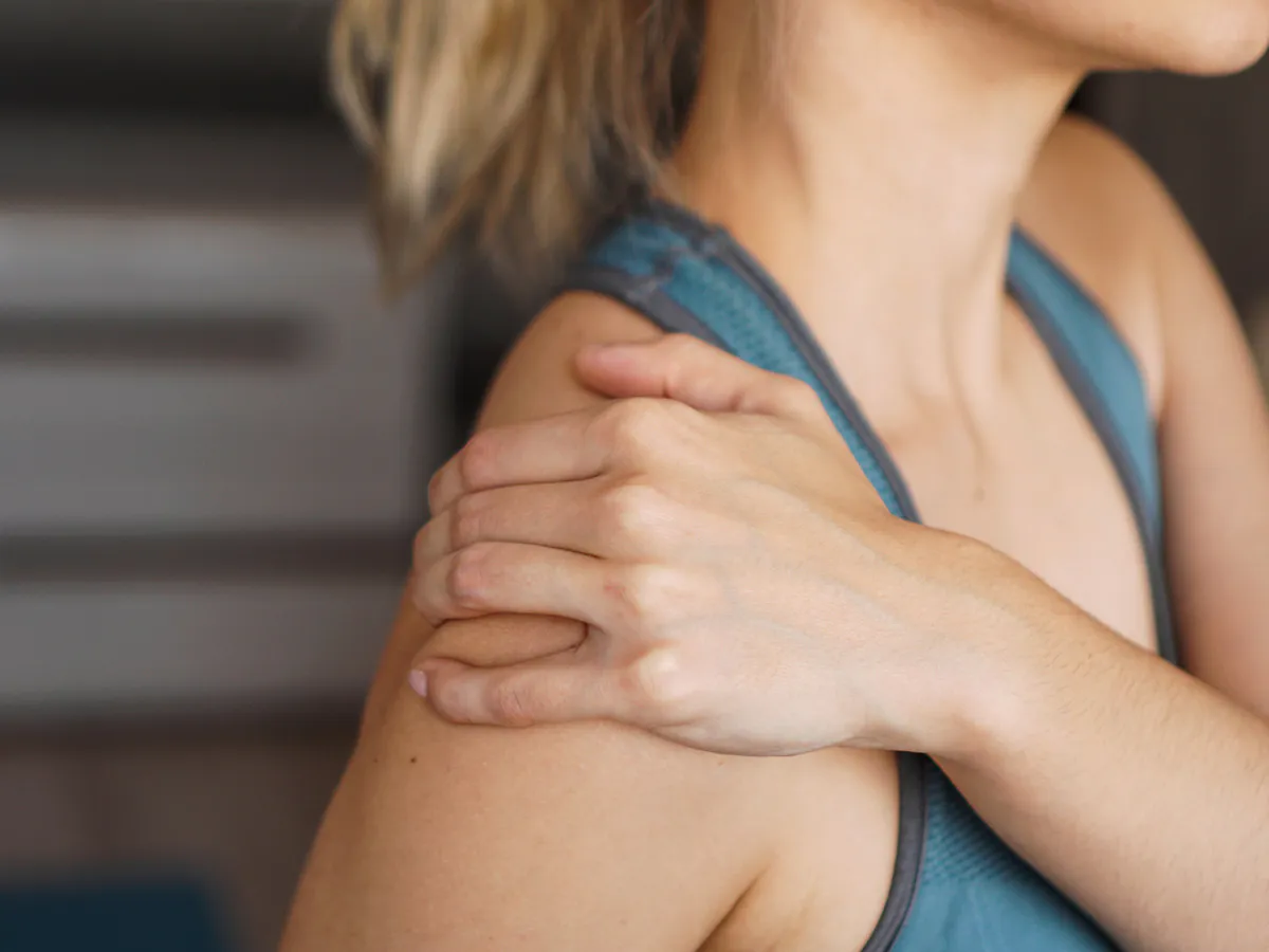 Всего 3 минуты в день: простое упражнение, которое снимет напряжение с шеи и улучшит память