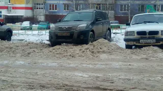 "Жалобы жильцов по уборке снега во дворах дома Зубковой 31А игнорируют"