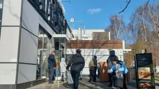 За бургером с QR-кодом: в рязанском ресторане фаст-фуда выстроилась очередь
