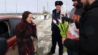 Рязанские автоинспекторы поздравили женщин-водителей с 8 марта