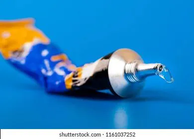 Доставляем суперклей до самых укромных мест