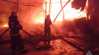 В Судогодском районе пожарные несколько часов тушили склад с обувью