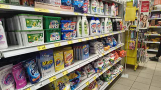 В Роскачестве назвали худшие стиральные порошки-2025: портят и одежду, и технику