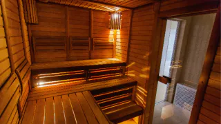 Больше никаких гнилых полов в бане: дедушка подсказал простую хитрость из СССР — работает за счёт простой физики