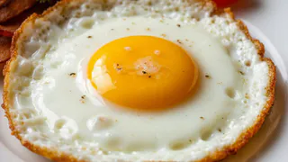 Не сало и не масло, ещё и в 100 раз полезнее: опытные хозяйки жарят яйца только на этом — гениальный совет