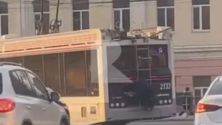 В Рязани засняли зацеперов на городских троллейбусах