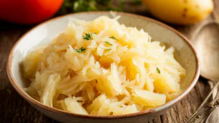 Капусту квашу по этому рецепту в любое время года, всегда получается ядреная и хрустящая