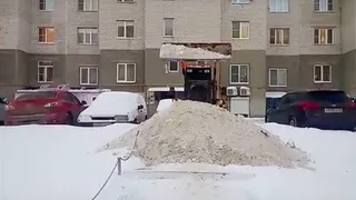 Сотрудник УК при очистке двора завалил снегом лестницу, ведущую к подъездам (видео)