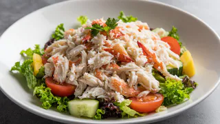 Легче классики, в 2 раза вкуснее обычного: новый рецепт крабового салата без риса и яиц