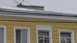 Народное фото: на Семинарской антенна может  сорваться с крыши и упасть  на прохожих