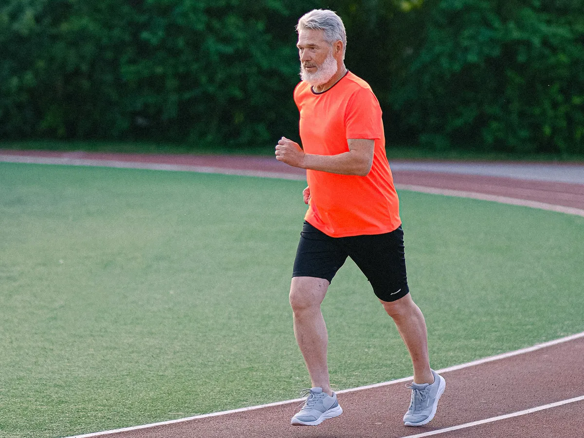 Бег после 60: когда стоит перейти на более безопасные виды активности?