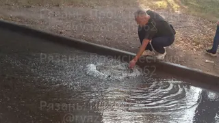 На улице Бирюзова в Рязани из-за прорыва канализации затопило двор