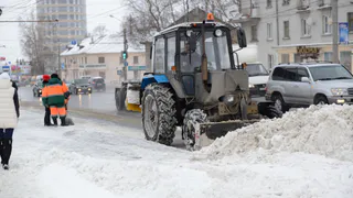 В городе убирают снег - внимательнее с парковкой!