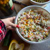 Даже в жаркую погоду заходит: салат «Оливье по-новому» — с копчёной курицей вместо варёной колбасы и с сухариками
