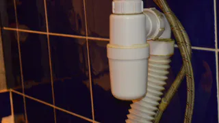 Рязанскому пенсионеру установили сифон за 27 тысяч рублей