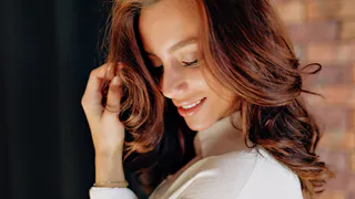 Секрет густых волос без седины: ополаскиваю волосы натуральным эликсиром из доступных продуктов