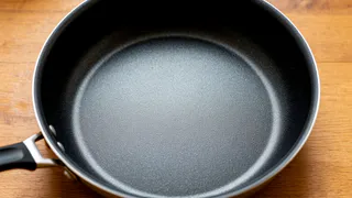 2 ложки в воду — к сковороде вернутся антипригарные свойства: больше ничего не прилипнет и не пригорит — лучший лайфхак