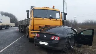 Под Шацком легковушка врезалась в Камаз