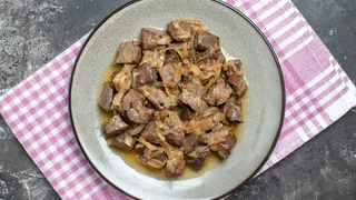 Надо ли сливать «первую воду» при варке мяса: шеф-повар дал четкий ответ