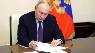 Путин раскритиковал несвоевременную индексацию тарифов ЖКХ и необходимость ремонта жилья