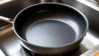 Вот как мою все сковородки: жир отпадает сам, нагар отмывается без усилий, а дно блестит – и при этом всём ни одной царапины