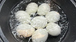 Не только бордовый: вот в какие цвета можно покрасить пасхальные яйца в каркаде - натурально и очень красиво