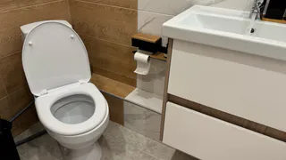 Уходя их дома, закидываю чайный пакетик в унитаз - подруги сначала смеялись, а теперь сами так делают