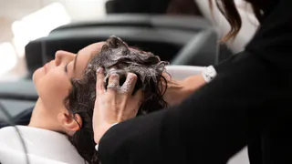 Вмешайте 2-3 капли в шампунь: корни волос остаются чистыми по 5 дней – способ на январь